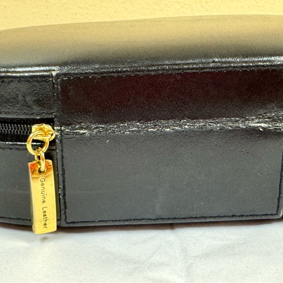 Wolf Heritage Oval Jewelry Zip Case, genuine leather. - Picture 13 of 14